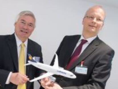 El responsable comercial de Airbus, John Leahy, junto a Nico Buchholz, vicepresidente ejecutivo de Lufthansa