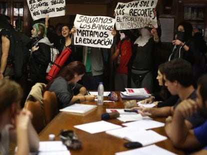 Un grupo de estudiantes protesta en la Escuela de Ingenieros Navales de Madrid.