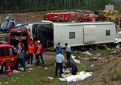 Los servicios de socorro trabajan en el lugar donde se produjo el accidente que causó ocho muertos, cerca de Burdeos.