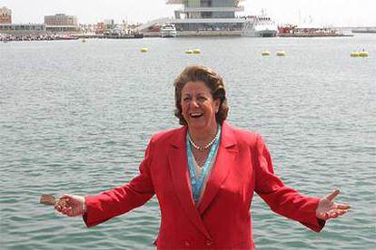 La alcaldesa de Valencia, Rita Barberá, en 2006, en la dársena interior del puerto de Valencia.