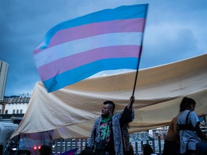 La comunidad trans se manifiesta durante una marcha en contra de los asesinatos, discriminación y violencia contra las personas trans, en Bogotá, Colombia, el 15 de Julio de 2022.