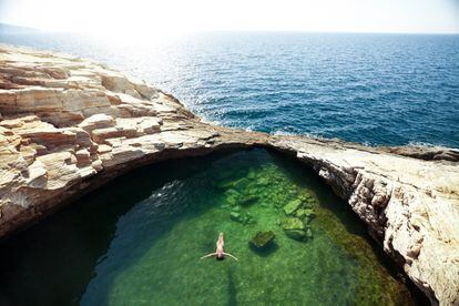 Entre las razones para viajar a Grecia está Giola, una preciosa piscina natural de agua salada sobre un acantilado de la isla de Tasos, al norte del mar Egeo. El acceso a Giola no es fácil, pero la recompensa es nadar entre el cielo y el mar, en aguas límpidas que la pleamar renueva a diario. Más información: <a href="http://www.visitgreece.gr/" target="_blank">www.visitgreece.gr</a>