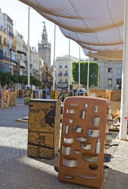 Frigoríficos convertidos en arte por creadores cubanos, en la plaza de San Francisco de Sevilla.