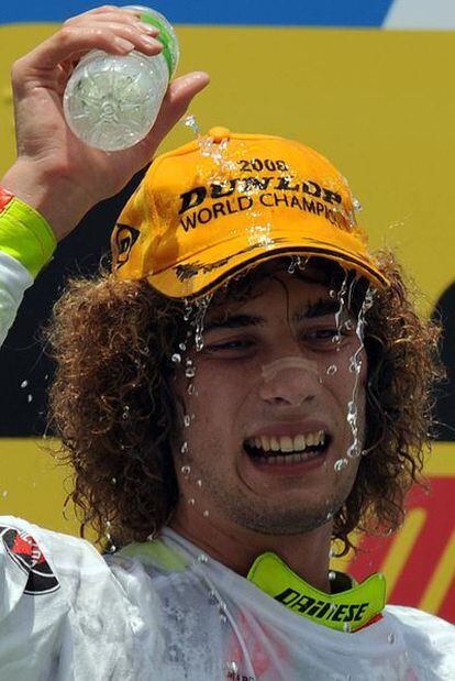 Simoncelli consiguió el mayor éxito de su carrera en 2008, cuando en su tercera temporada en 250 cc se proclamó campeón del Mundial.