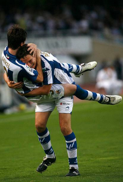 Mikel González festeja su gol con Ansotegi.