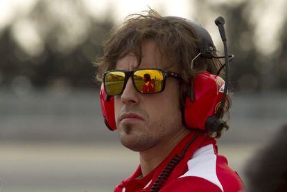 El piloto español Fernando Alonso, vigilante durante la tercera jornada de entrenamientos en Montmeló.