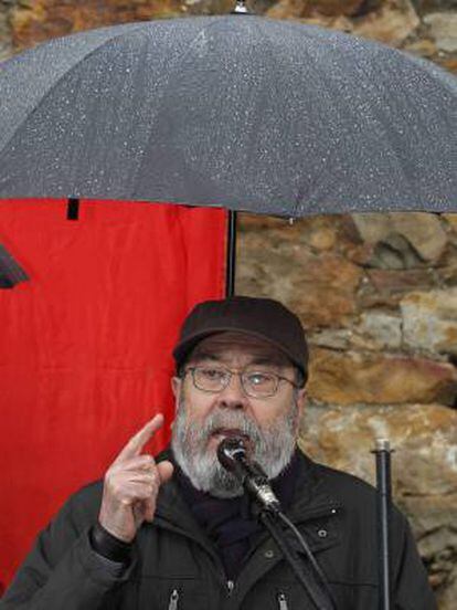El secretario general de UGT, Cándido Méndez, durante su intervención en el homenaje anual en memoria del fundador del Sindicato de Obreros Mineros de Asturias, Manuel Llaneza, celebrado hoy en el cementerio civil de Mieres.