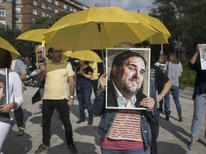 Protesta en el centro de Barcelona este lunes tras conocerse la sentencia del 'procés'. En vídeo, los altercados en el Prat.