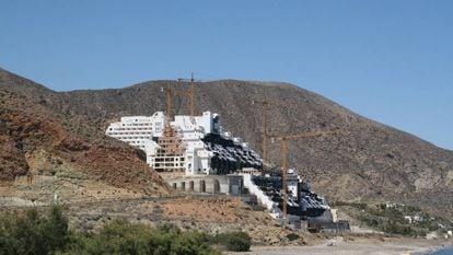 Hotel en El Algarrobico (Almería) en construcción.
