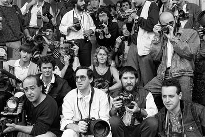 Los fotógrafos que seguían el Festival de cine de San Sebastián en 1985, retratados por el director Roman Polanski. Isabel Azkarate, la única mujer, en el centro.