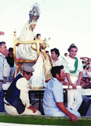 Rocío Jurado acompañando por mar a la Virgen del Carmen rodeada de los marineros de Chipiona.