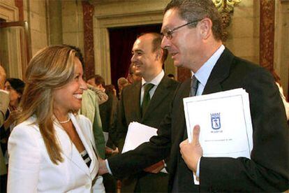 Trinidad Jiménez saluda a Gallardón al dejar el Ayuntamiento de Madrid.