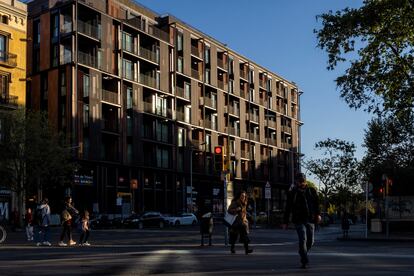 Apartment building dedicated exclusively to temporary rental, located above the Arc de Triomf station in Barcelona.  The country