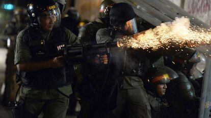 Miembros de la Guardia Nacional lanzan gases a los manifestantes en Caracas. 