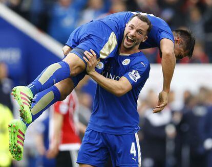 Danny Drinkwater y Leonardo Ulloa celebran la victoria contra el Southampton.
