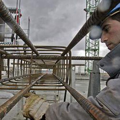 Las subcontratas quieren que se obligue a las constructoras a pagar sus deudas