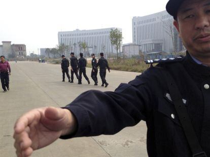 Un policía, a las puertas de un tribunal en Xinyu, Jiangxi, en octubre de 2013