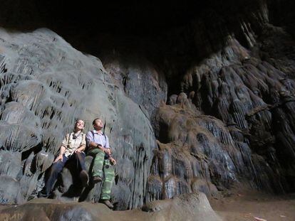 La zoóloga Alice Hughes y un colega, en una cueva habitada por murciélagos.