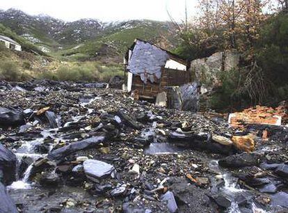 Aspecto de una zona de la mina de Valborraz, donde las casas fueron arrasadas por una avalancha de barro y losas.