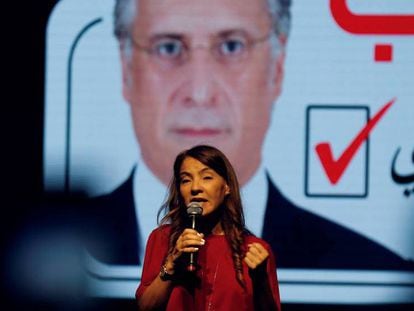 Salwa Karoui, esposa del magnate y candidato Nabil Karoui, ofrece un discurso en el mítin de cierre de campaña. En vídeo, imágenes de los preparativos para las elecciones.