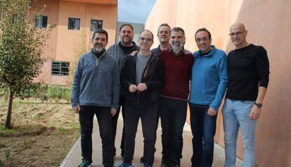 D'esquerre a dreta: Jordi Sànchez, Oriol Junqueras, Jordi Turull, Joaquim Forn, Jordi Cuixart, Josep Rull i Raül Romeva. 