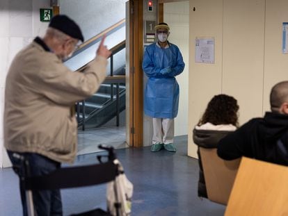 Sala de espera para posibles pacientes con covid del CAP Pare Claret de Barcelona a finales de diciembre.