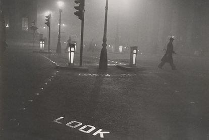 <i>Londres, 1952,</i> imagen de Robert Frank (Zúrich, 1924) en la exposición <i>Night Vision: Photography After Dark</i> del Metropolitan de Nueva York.
