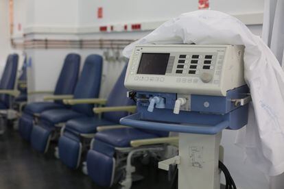 Un respirador y tubos de oxígeno instalados preventivamente en el hospital Puerta de Hierro.