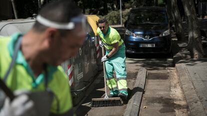 Operarios de la brigada de limpieza que atiende emergencias en Barcelona, el pasado mes de agosto.