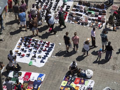 Desenes de manters a la Rambla, a l'agost.