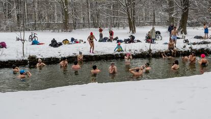 Un grupo de personas se baña en el agua helada de un río en Munich.
