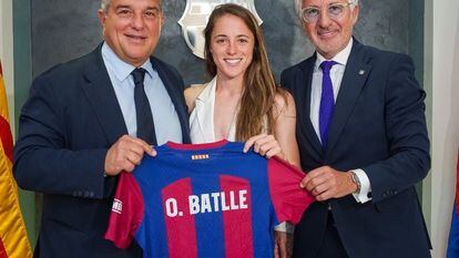 Ona Batlle regresa al Barça Femení hasta 2026 tras firmar contrato junto al presidente blaugrana, Joan Laporta, y el directivo Xavier Puig.
