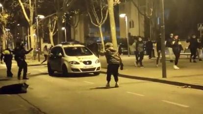 Una patrulla de Mossos, atacada per un grup de joves, el dissabte passat  Pallejà.