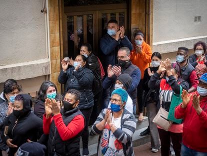 Los vecinos celebran el aplazamiento del desahucio en la calle Rasos de Peguera 85, en Ciutat Meridiana, Barcelona.