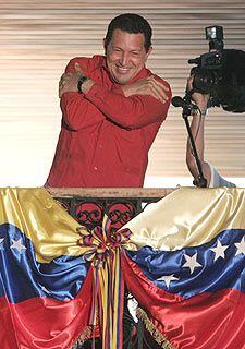 Hugo Chávez saluda a la multitud congregada ante el Palacio de Miraflores en Caracas.