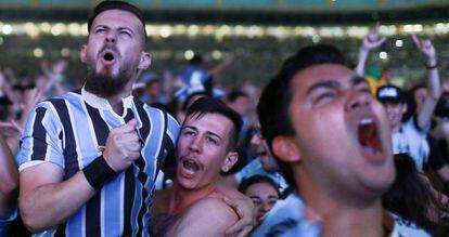 Aficionados del Grêmio celebran el triunfo en Porto Alegre