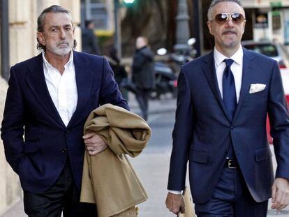 El cap de la trama Gürtel, Francisco Correa, a l'esquerra, arribant al Tribunal Superior de Justícia valencià.