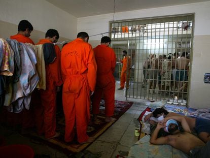 Prisioneros iraquíes rezaban dentro de su celda en la prisión de Abu Ghraib, en las afueras de Bagdad, en 2004.