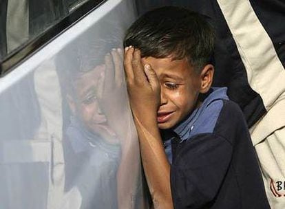Un niño llora durante el funeral por las víctimas de un atentado del pasado jueves en Bagdad.