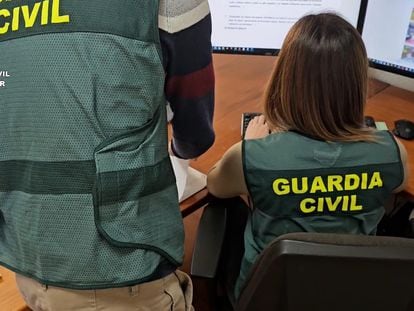 Dos agentes de la Guardia Civil, ante los contenidos eliminados de la red social por vejar a personas con trastorno mental, sin hogar y migrantes.