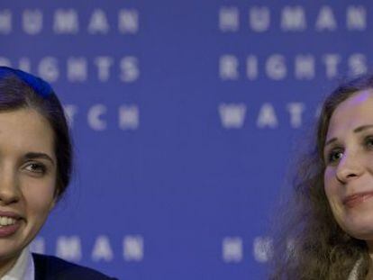 Nadezhda Tolokonnikova y Maria Aloykhina, dos de las integrantes del grupo Pussy Riot en Amsterdam este viernes.