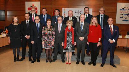 Foto de familia de la celebración del pleno del Consejo Interterritorial del Sistema Nacional de Salud presidido por la ministra de Sanidad, Consumo y Bienestar Social, María Luisa Carcedo (con pañuelo rojo, en el centro de la imagen).