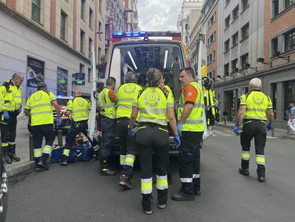 Sanitarios de Samur-Protección Civil trasladan a la mujer herida este sábado por arma blanca en hotel Santo Domingo, en Madrid.