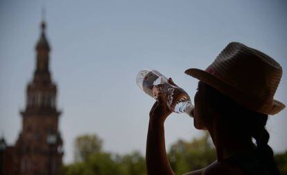Una mujer bebe agua el pasado sábado en Sevilla, en plena ola de calor.