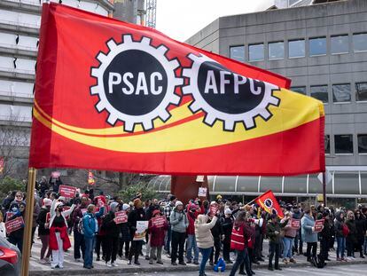 Miembros de la Alianza de Servicios Públicos de Canadá se manifiestan frente a los edificios gubernamentales, el 21 de abril de 2023 en Gatineau, Quebec.