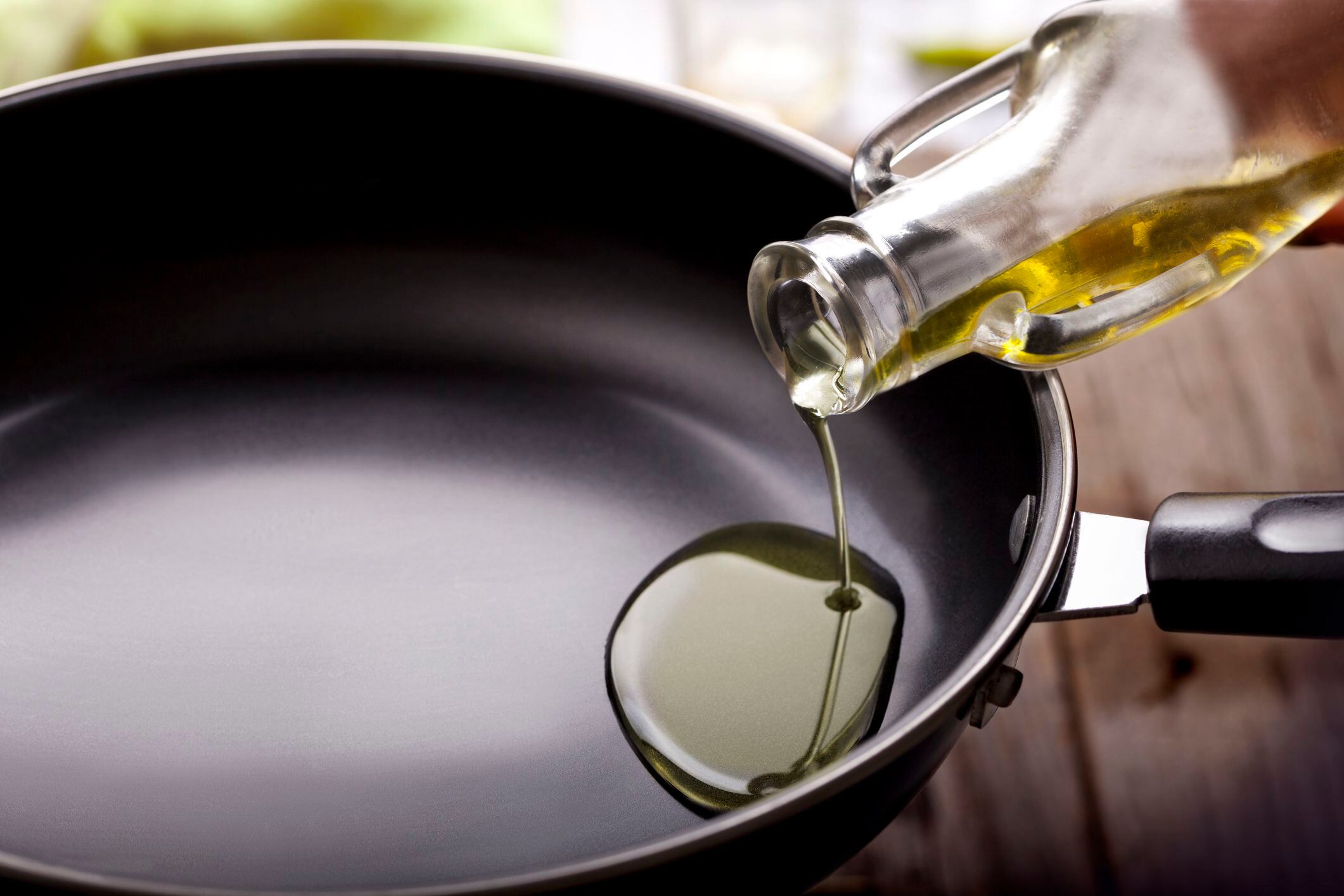 Es importante que la sartén tenga profundidad porque hay que usar mucho aceite.