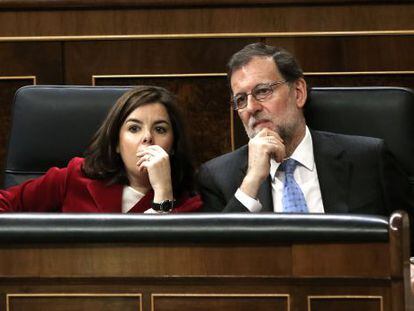 El presidente del Gobierno en funciones, Mariano Rajoy, y la vicepresidenta, Soraya S&aacute;enz de Santamar&iacute;a, durante la constituci&oacute;n del nuevo Congreso de los Diputados.