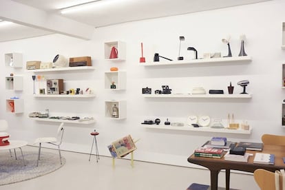 El salón de Moisés Pérez de Albéniz es un museo de objetos que forman parte de la biografía del galerista. A la izquierda, sillas Plywood LCM de Charles y Ray Eames.