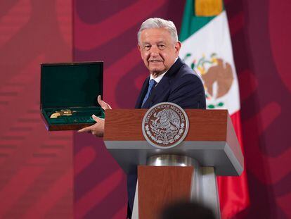 El presidente de México, Andrés Manuel López Obrador, sostiene la pistola del líder revolucionario Francisco Villa, en Palacio Nacional.