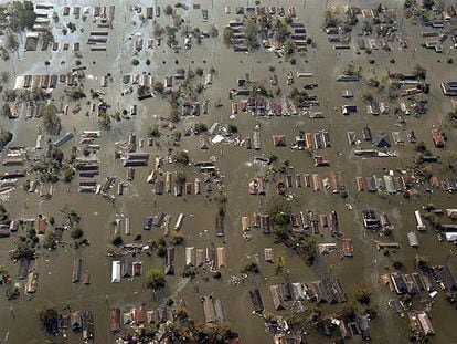 Vista aérea de las inundaciones en la parte oriental de la ciudad de Nueva Orleans tras el paso del huracán Katrina.